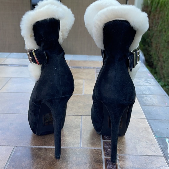 Shoe Dazzle Chanya Black with Soft Creamy White Faux Fur Ankle Boots - Picture 3 of 7